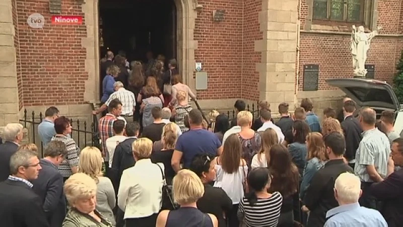 Honderden mensen brengen in Appelterre een laatste groet aan Glenn