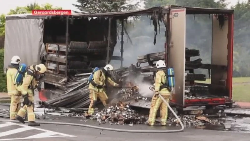 Oplegger van vrachtwagen brandt uit in Ophasselt