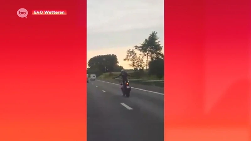 Motard haalt halsbrekende toeren uit op E40