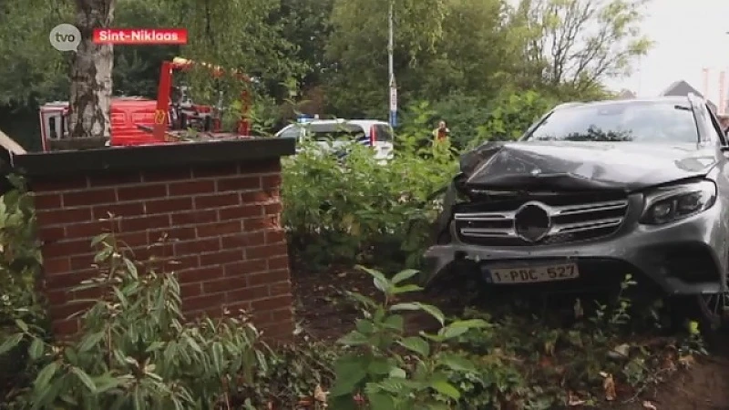 Sint-Niklaas: Minderjarigen crashen met jeep tegen standbeeld