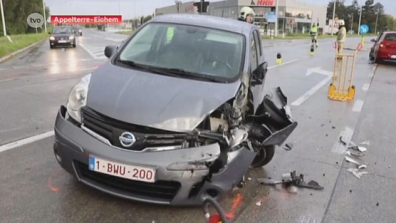 Tachtiger wordt onwel achter het stuur en ramt twee andere auto's