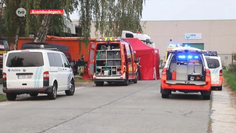 Vrachtwagenchauffeur levensloos aangetroffen in Erembodegem, overlijdt in ziekenhuis