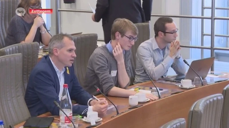 YOUCA Action Day: 17 jarige Lucas Dernicourt uit Zottegem stelt vraag in Vlaams Parlement