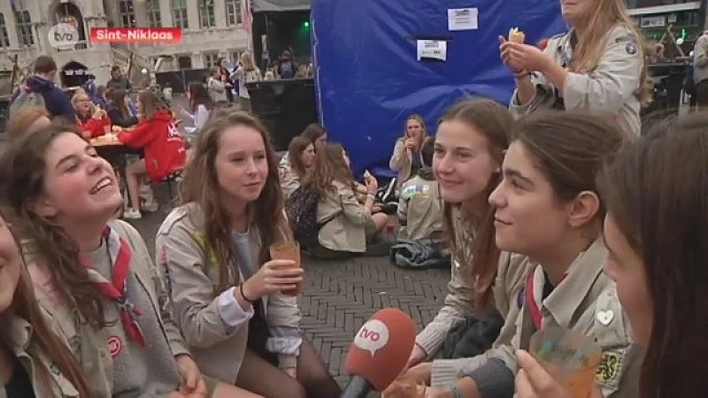 Overal uniformen op straat op Dag van de Jeugdbeweging