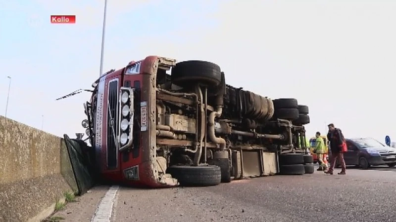 Vrachtwagen met autowrakken kantelt, verkeer in Waaslandhaven lange tijd verstoord