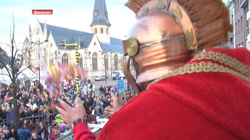 Sint-Maarten deelt snoepjes uit in Beveren