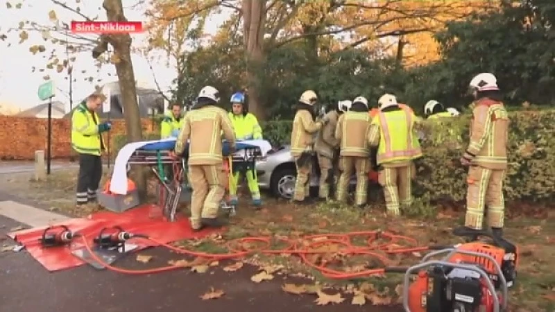 Hoofdafbeelding voor artikel Vrachtwagen ramt auto in Sint-Niklaas,…