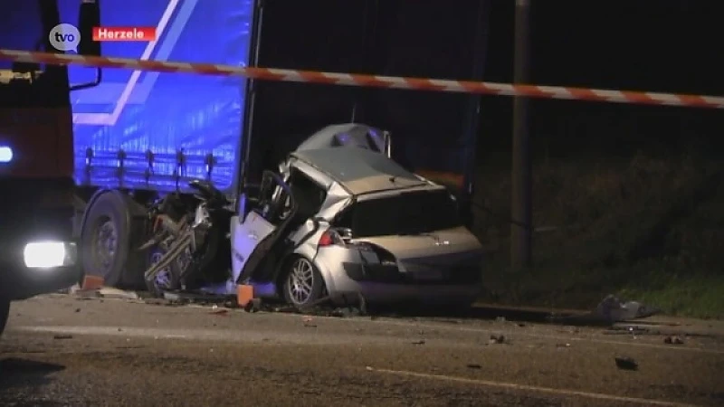 Herzele: Man rijdt met auto onder oplegger en sterft