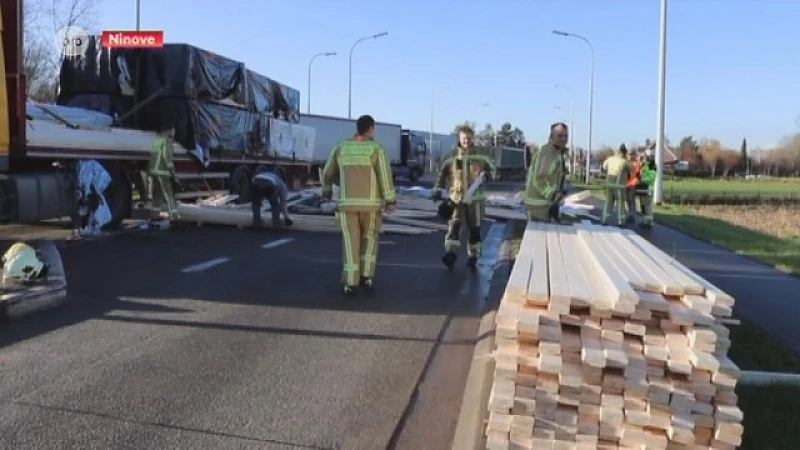 N8 in Ninove urenlang versperd na ladingverlies