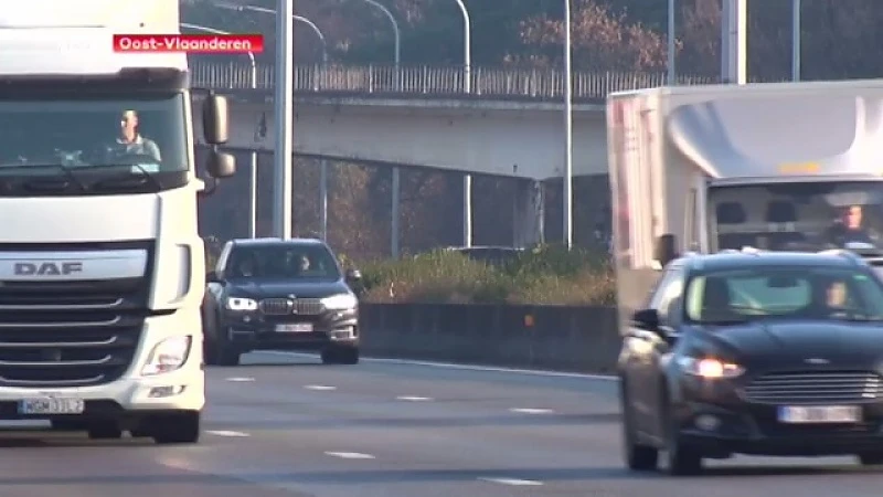 Febetra: "Verplicht vier richtingaanwijzers gebruiken bij het naderen van een file"