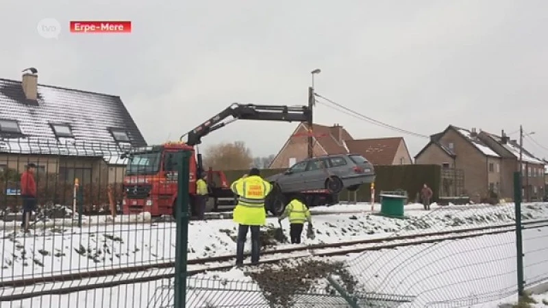 Auto belandt op treinsporen in Erpe-Mere