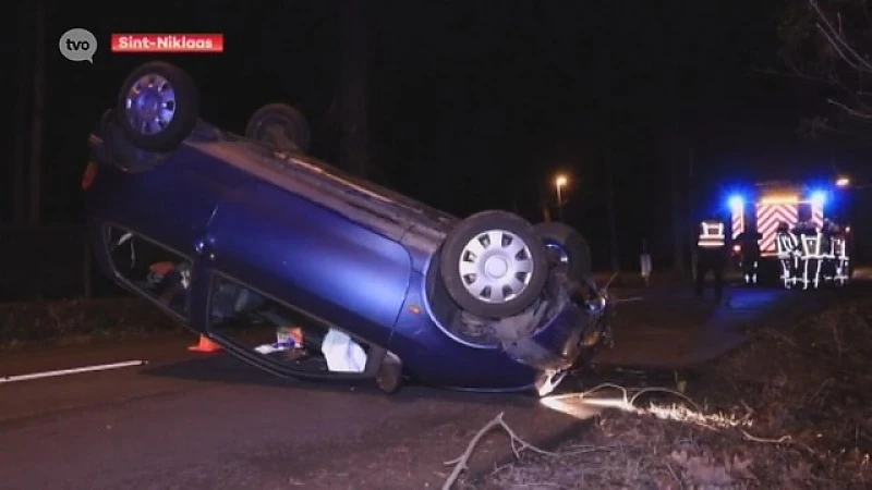 Auto over de kop in Sint-Niklaas na hagelbui