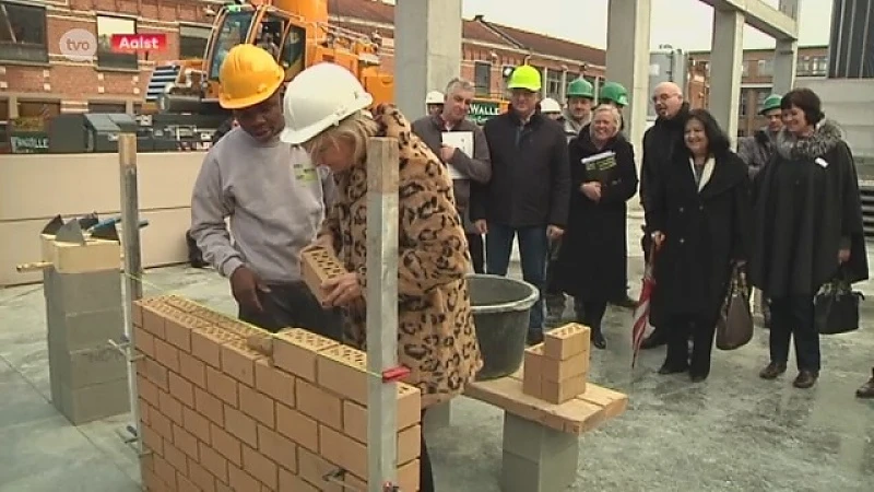 Minister Crevits legt eerste steen van nieuwbouw houtbewerking VTI Aalst