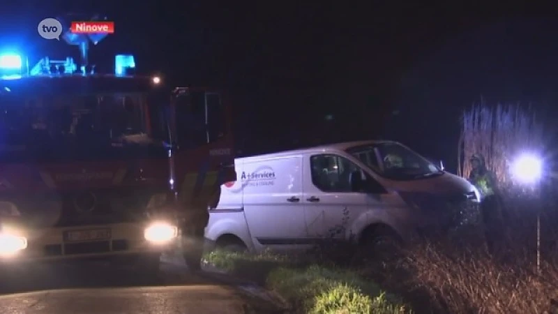 Voorbijganger vindt bestelwagen, bestuurder gewond