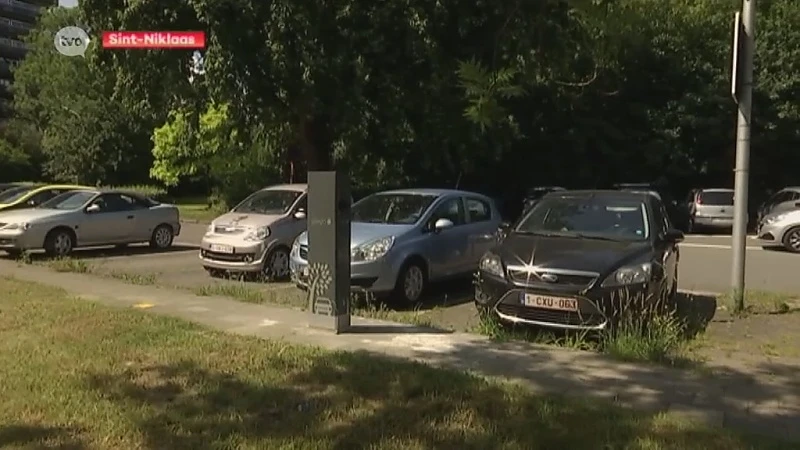 Elektrische laadpaal landt midden op trottoir in Sint-Niklaas