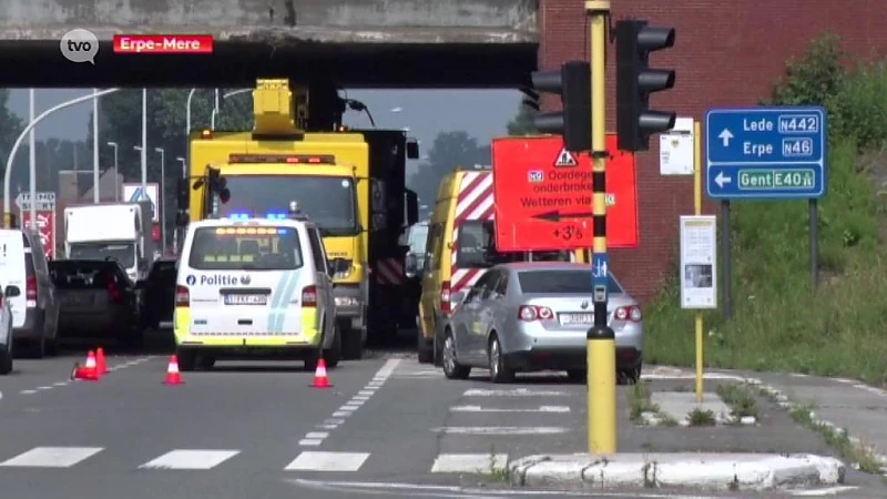 Speciaal transport te hoog voor brug onder E40 in Erpe-Mere