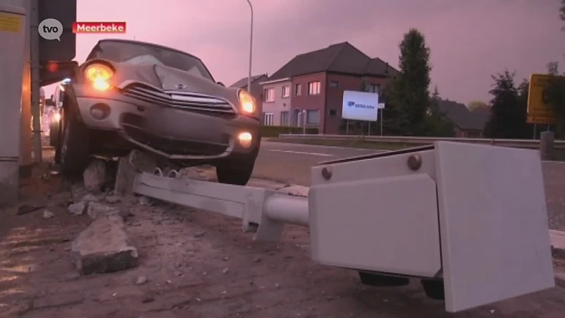 Autobestuurder rijdt flitspaal omver in Meerbeke