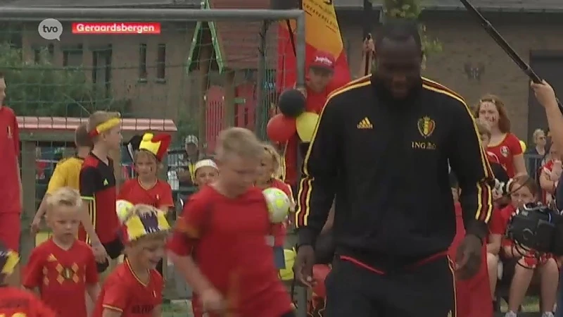 Courtois en Lukaku verrassen Zandbergse schoolkinderen met een blitzbezoekje