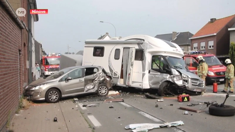 Terreinwagen en camper botsen frontaal met elkaar in Ninove