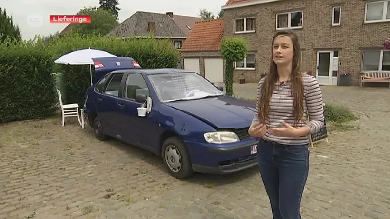 Studente bouwt auto om tot een mini-ontmoetingsplaats