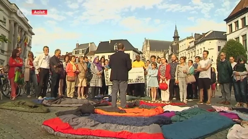 Actievoerders bouwen Grote Markt Aalst tijdelijke om tot overnachtingskamp