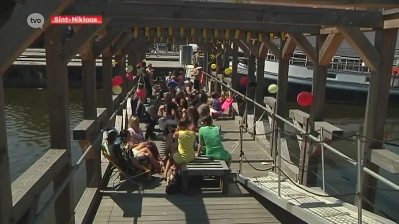 Boterhammen opeten in de zon op Dwarsligger in Aalst