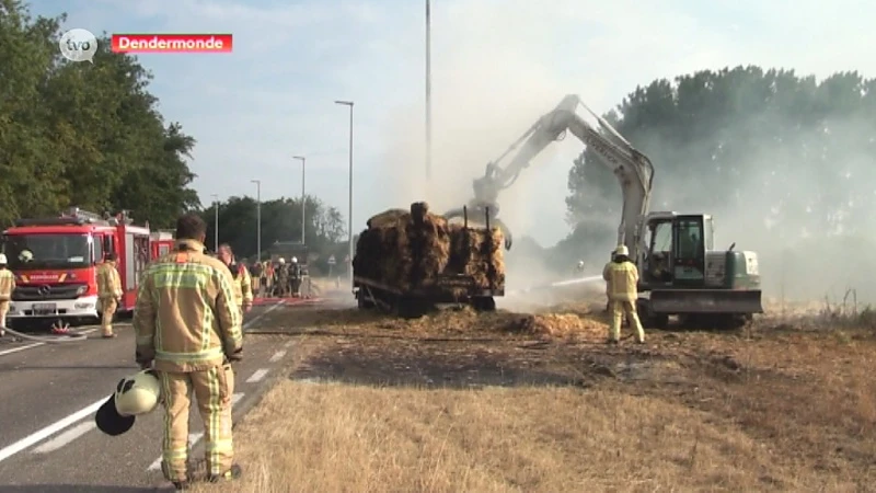 Brandende hooiwagen zorgt voor verkeersellende op N41 in Dendermonde