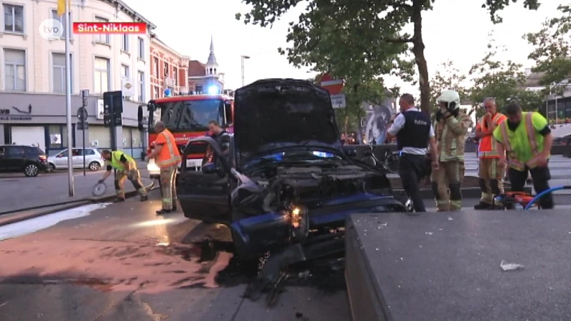 Hoofdafbeelding voor artikel Geseinde auto crasht op betonblok…