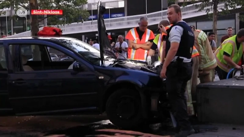 Hoofdafbeelding voor artikel Geseinde auto crasht op betonblok…