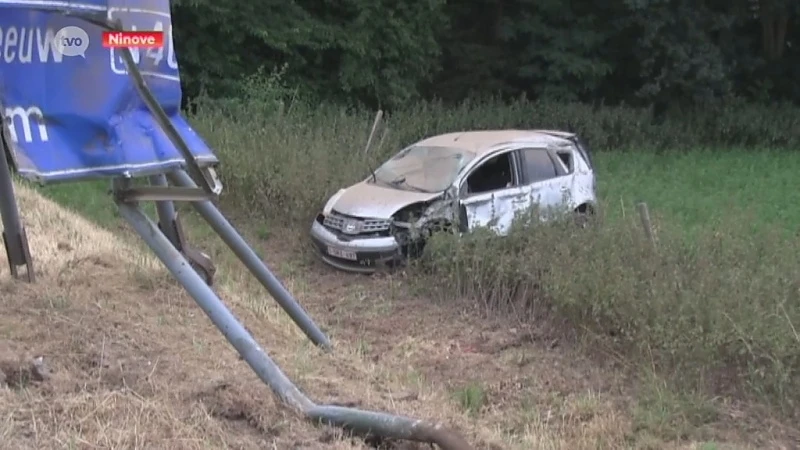 Wagen over de kop en in het veld langs de N45 in Ninove
