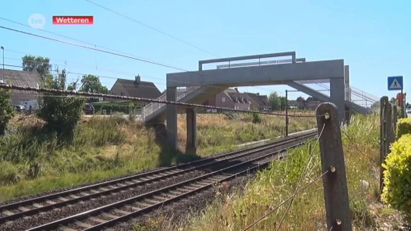 Verwarde man loopt over treinsporen in Wetteren