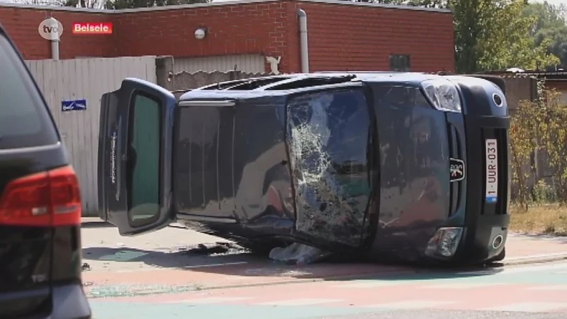 Auto over de kop in Belsele, als bij wonder maar 1 lichtgewonde