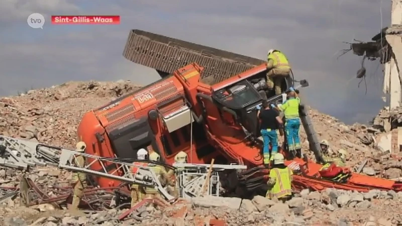 Kraan kantelt, arbeider raakt gewond