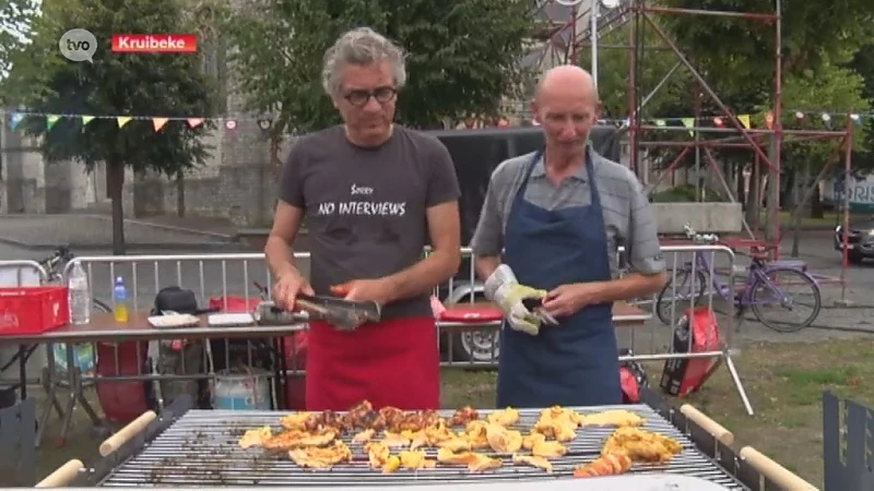 Burgemeester en schepenen achter de barbecue voor Kruibeekse mama's