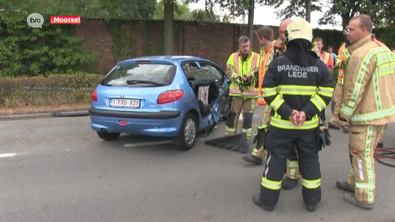 Dame gewond nadat auto tegen boom terechtkomt in Moorsel