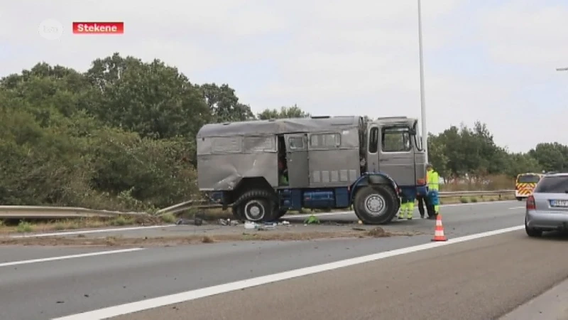 Kampeerwagen over de kop na klapband in Stekene