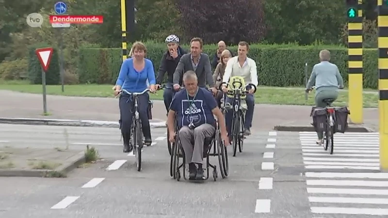 Bjorn Rzoska fietst over zwart kruispunt Dendermonde