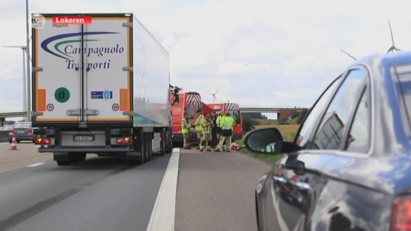 Man dodelijk aangereden door vrachtwagen op E17 in Lokeren