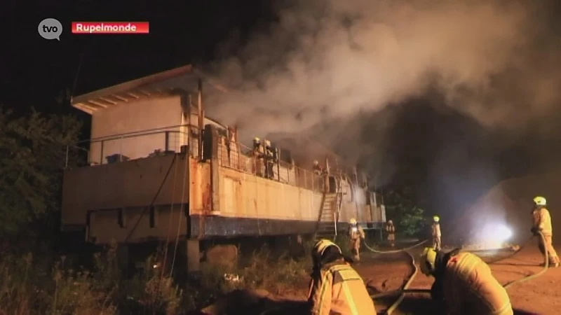 Brand legt oude boot/verblijfplaats in de as op scheepswerf Rupelmonde