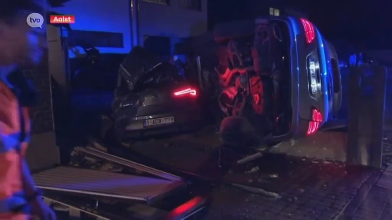 Auto vliegt uit de bocht en richt ravage aan op de Moorselbaan