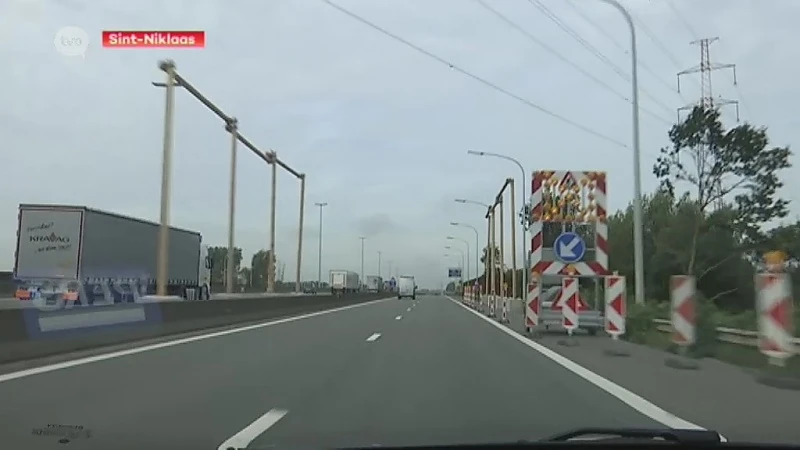 Waarvoor dienen de houten palen langs E17 in Sint-Niklaas?