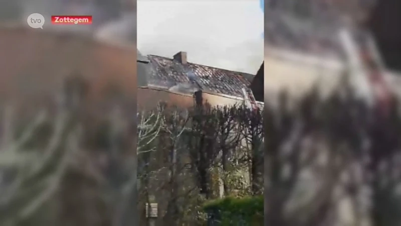 Sparrenbrand slaat over naar dak Sint-Franciscusschool in Velzeke