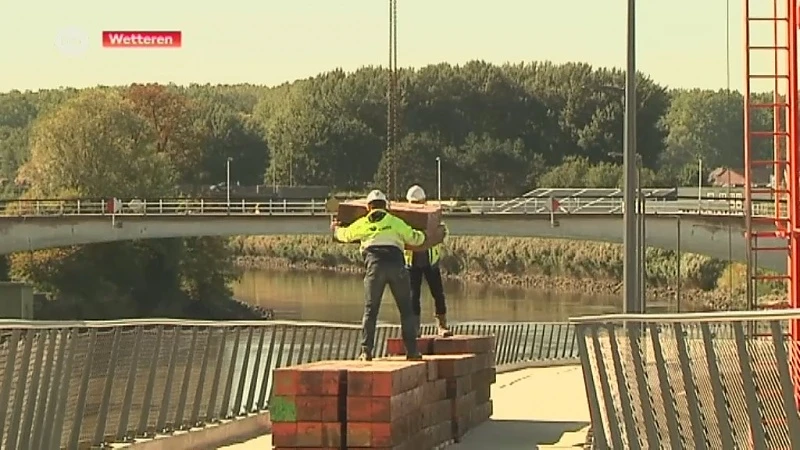 Nieuwe voetgangers- en fietsersbrug in Wetteren ondergaat laatste test