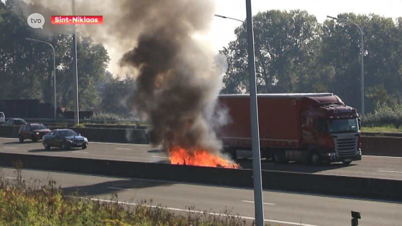 Duitse caravan brandt uit op E17 in Sint-Niklaas