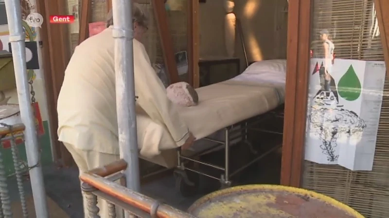 Hoofdafbeelding voor artikel Man sleurt bed buiten in Gent…