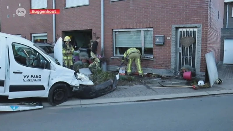 Bestelwagen ramt geparkeerde wagens en huisgevel in Buggenhout