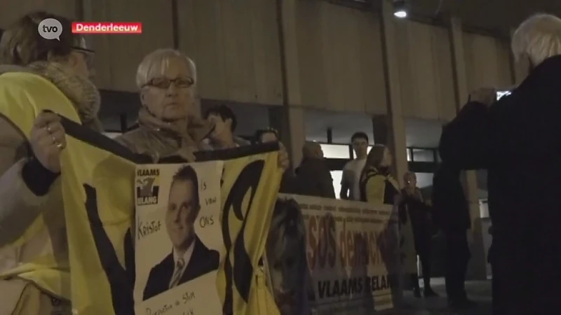 Aanhangers Vlaams Belang Denderleeuw protesteren tegen cordon sanitaire