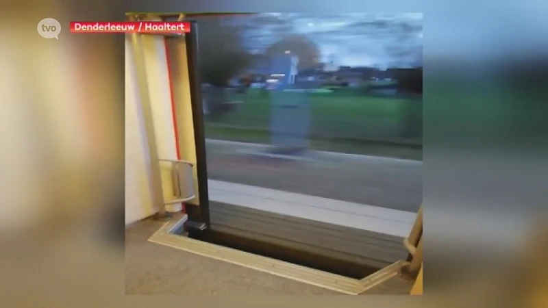 Trein rijdt met open deuren van Denderleeuw naar Haaltert
