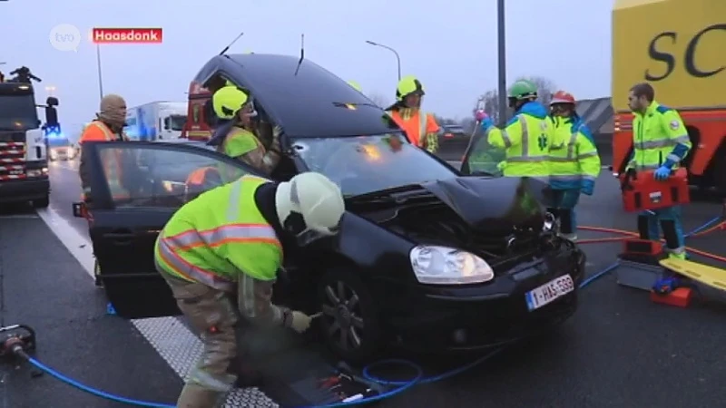 Haasdonk E17: Afrit afgesloten na botsing tussen 3 auto''s