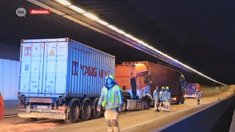 Opnieuw twee vrachtwagens op elkaar in Beverentunnel